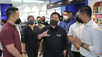 Menteri BUMN Erick Thohir mengecek kesiapan klinik Kimia Farma dalam pelaksanaan vaksinasi dosis lanjutan atau booster homolog vaksin Sinopharm di Bendungan Hilir dan Radio Dalam, Jakarta, pada Rabu pagi (23/2/2022). Dok BUMN