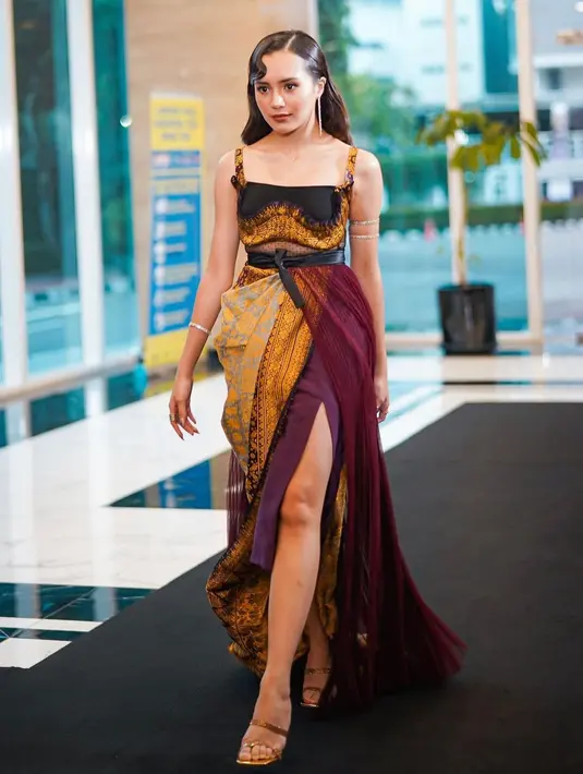 Adat Indonesia yang dikemas dengan modern adalah deskripsi yang tepat untuk penampilan Beby kali ini. Kamu juga dapat menyulap kain batik dan kain adat di rumahmu menjadi pakaian mewah dan kekinian juga, lho. (instagram/bebytsabina)