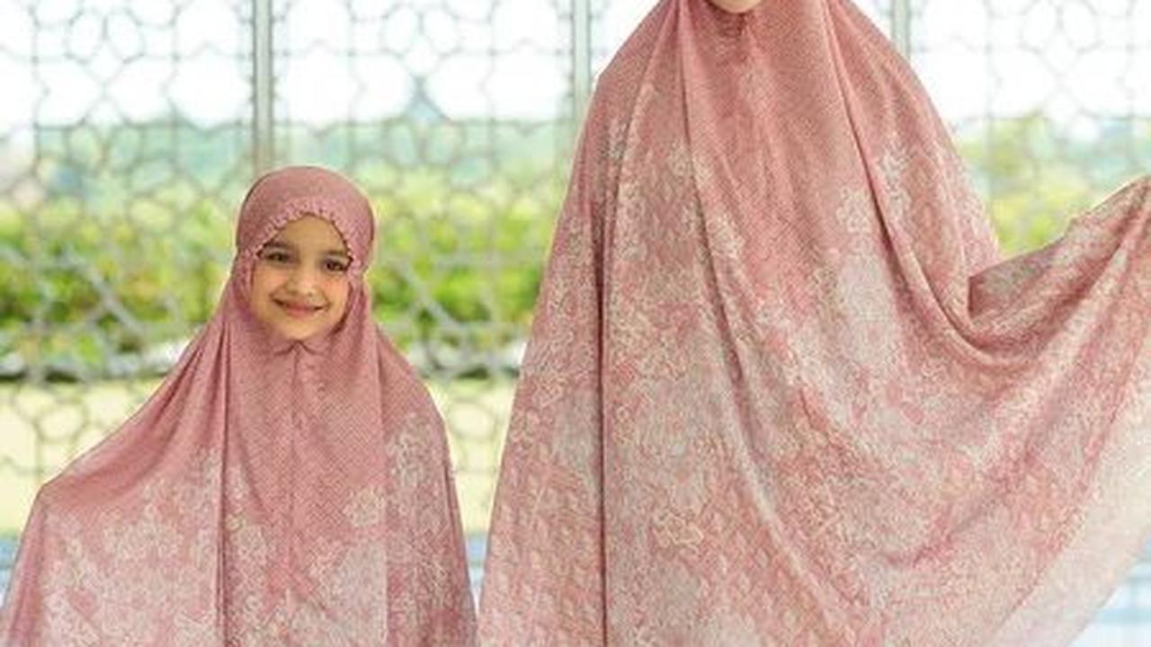 2. The Granada Prayer Robe: Inspirasi dari Kota Bersejarah