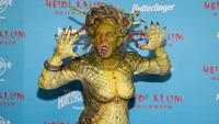 Ratu Kostum Halloween, Heidi Klum Berubah Jadi Medusa Berekor Ular