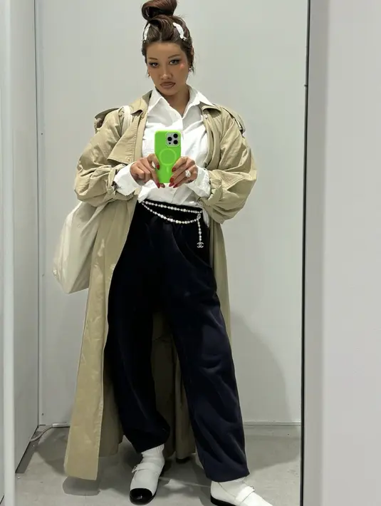 Layering menjadi kunci gaya unik dan stylish daro Yoon Ambush. [Foto: Instagram/ Yoon Ambush]