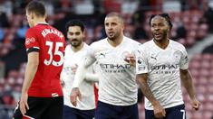 Gelandang Manchester City, Raheem Sterling (kanan), melakukan selebrasi usai mencetak gol timnya ke gawang Southampton dalam laga lanjutan Liga Inggris pekan ke-14 di St. Mary's Stadium, Southampton, Sabtu (19/12/2020). Manchester City menang 1-0 atas Southampton. (AFP/Adrian Dennis/Pool)