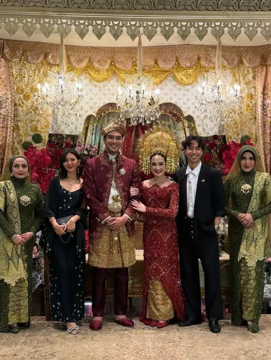 Terakhir yang tak terlewatkan, duta persahabatan Vidi Aldiano yang hadir bersama sang istri, Sheila Dara, kenakan busana nuansa hitam. [@vidialdiano].