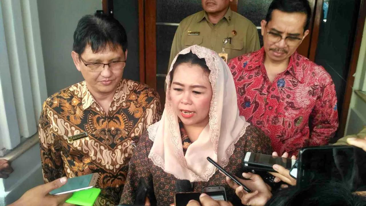 Diminta spill kira-kira pada siapa pilihannya akan berlabuh, secara diplomatis Yenny menjawab akan menjatuhkan pilihan itu pasti tetap akan jatuh pada salah satu capres yang dianggap memiliki kedekatan dengan keluarga Gus Dur.<br>