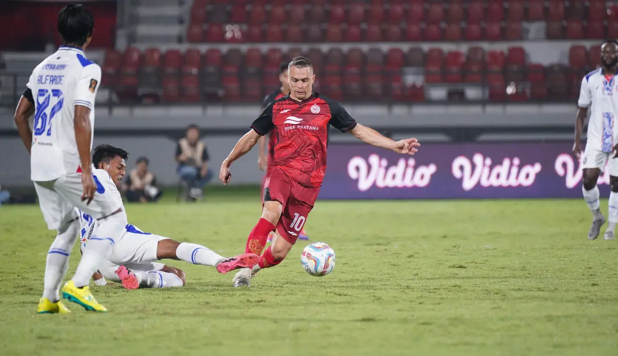 

<p>Pemain Persija Jakarta, Maciej Gajos (kanan) berhasil melewati adangan pemain Arema FC, Dedik Setiawan pada laga matchday kedua Grup B Piala Presiden 2024 di Stadion Kapten I Wayan Dipta, Gianyar, Bali, Rabu (24/7/2024). (Dok. Persija)
<p>” data-template-var=”image”></picture>
<div>
<p><span>1</span><span>/</span><span>7</span>
<p>Pemain Persija Jakarta, Maciej Gajos (kanan) berhasil melewati adangan pemain Arema FC, Dedik Setiawan pada laga matchday kedua Grup B Piala Presiden 2024 di Stadion Kapten I Wayan Dipta, Gianyar, Bali, Rabu (24/7/2024). (Dok. Persija)
</div>
</div>
</figure>
<figure id=