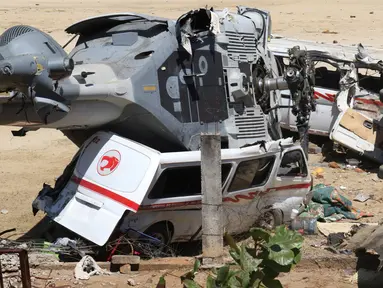 Sebuah helikopter milter Meksiko jatuh menimpa mobil van di Santiago Jamiltepec, negara bagian Oaxaca, Sabtu (17/2). Sedikitnya 13 orang tewas dalam kecelakaan helikopter yang mengangkut membawa pejabat tinggi tersebut. (AP/Luis Alberto Cruz Hernandez)