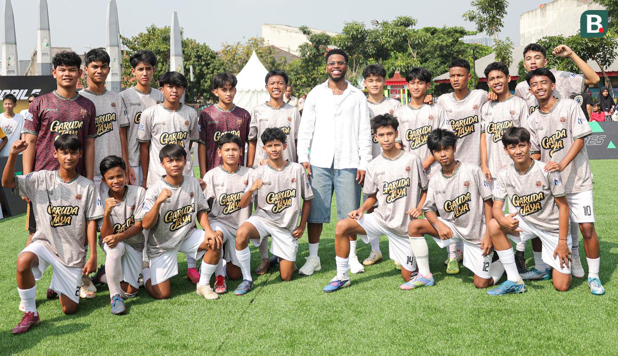 Legenda Liverpool, Daniel Sturridge melakukan coaching clinic eksklusif bersama komunitas sepak bola lokal yang diadakan oleh program Second Chance di Plaza dan Stadion Patriot Candrabhaga, Kota Bekasi, Minggu (29/3/2026) pagi. (Bola.com/Abdul Aziz)