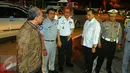 Menhub Budi Karya Sumadi berbincang dengan jajaran Dinas Perhubungan, Jasa Marga dan Kepolisian ketika meninjau meninjau kesiapan jelang Natal dan Tahun Baru di pintu keluar tol Brebes Timur atau Brexit Jumat (23/12). (Liputan6.com/Angga Yuniar)