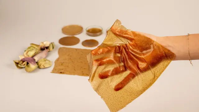 Bentuk kemasan Packioli yang tipis dan berwarna keemasan.