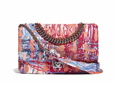 Tambahkan gaya minimalis Anda dengan sentuhan penuh warna dari tas berikut ini. (Liputan6.com/pool/Chanel)