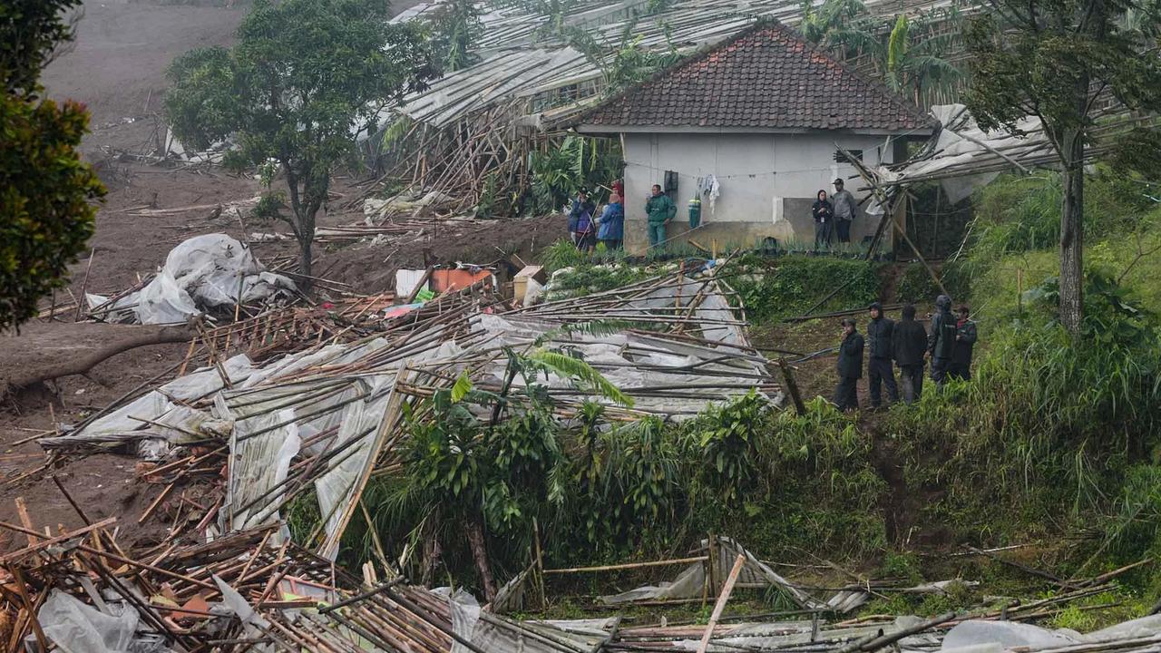 FOTO: Penampakan Longsor Meluluhlantakkan Permukiman di Cisarua Bandung