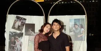 Usai pemotretan, pasangan ini melanjutkan perayaan dengan makan malam romantis yang intimate. Dekorasi penuh lilin dan rangkaian bunga mawar merah menciptakan suasana hangat sekaligus dreamy.