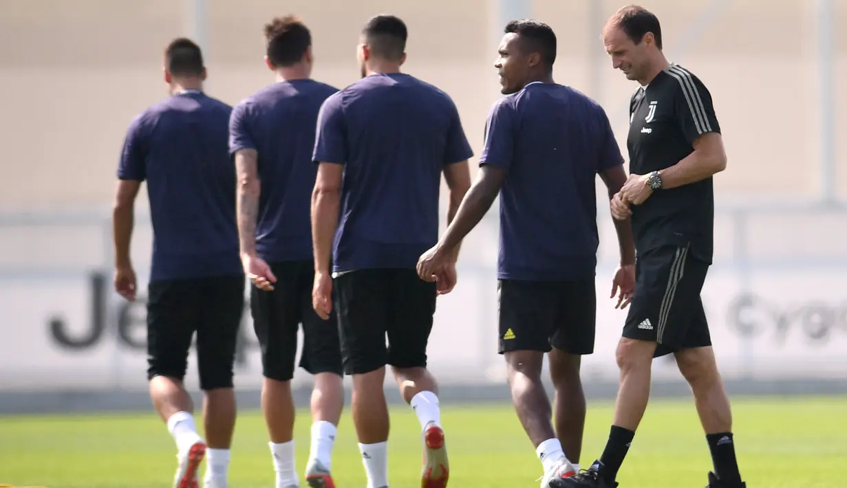 Pelatih Juventus, Massimiliano Allegri (kanan) bersama para pemain bersiap mengikuti sesi latihan tim jelang menghadapi Valencia pada grup H Liga Champions di Turin, Italia (18/9). (AFP Photo/Marco Bertorello)