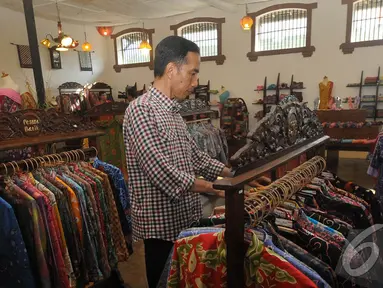 Capres nomor urut 2 Joko Widodo mengunjungi salah satu butik batik di Cirebon, Jawa Barat (Liputan6.com/Herman Zakharia).