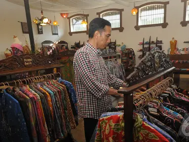 Capres nomor urut 2 Joko Widodo mengunjungi salah satu butik batik di Cirebon, Jawa Barat (Liputan6.com/Herman Zakharia).