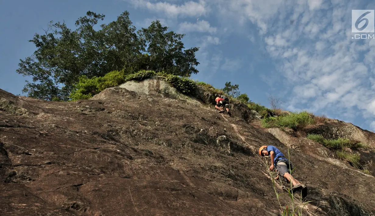 FOTO: Uji Adrenalin Menaklukkan Tebing Gunung Parang - Foto Liputan6.com
