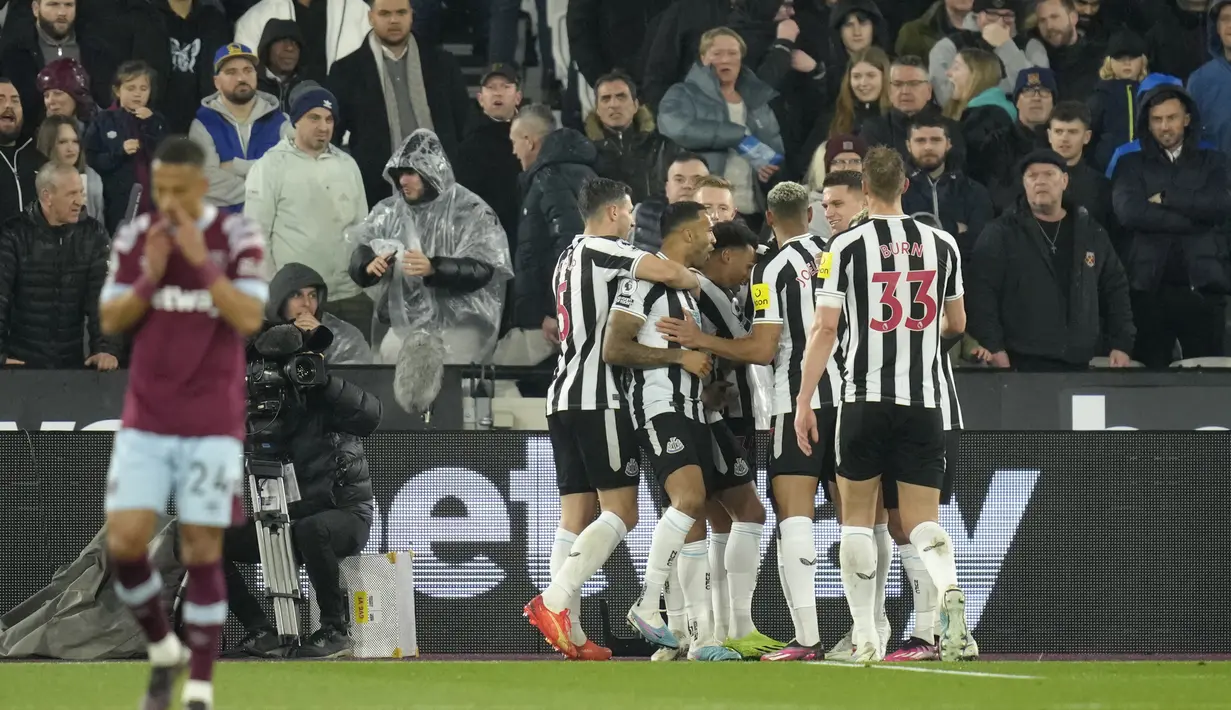 Pemain Newcastle United merayakan gol yang dicetak oleh Callum Wilson ke gawang West Ham United pada laga Liga Inggris di London Stadium, Kamis (06/04/2023). Kemenangan ini membuat Newcastle mampu menjaga posisinya di urutan ketiga klasemen dengan mengoleksi 53 poin. (AP Photo/Kirsty Wigglesworth)