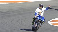 Pembalap Suzuki Esctar, Joan Mir, melakukan selebrasi usai balapan MotoGP Valencia di Sirkuit Ricardo Tormo, Minggu (15/11/2020). Meski finis ketujuh, Joan Mir berhasil mengunci gelar juara dunia MotoGP 2020. (AP/Alberto Saiz)