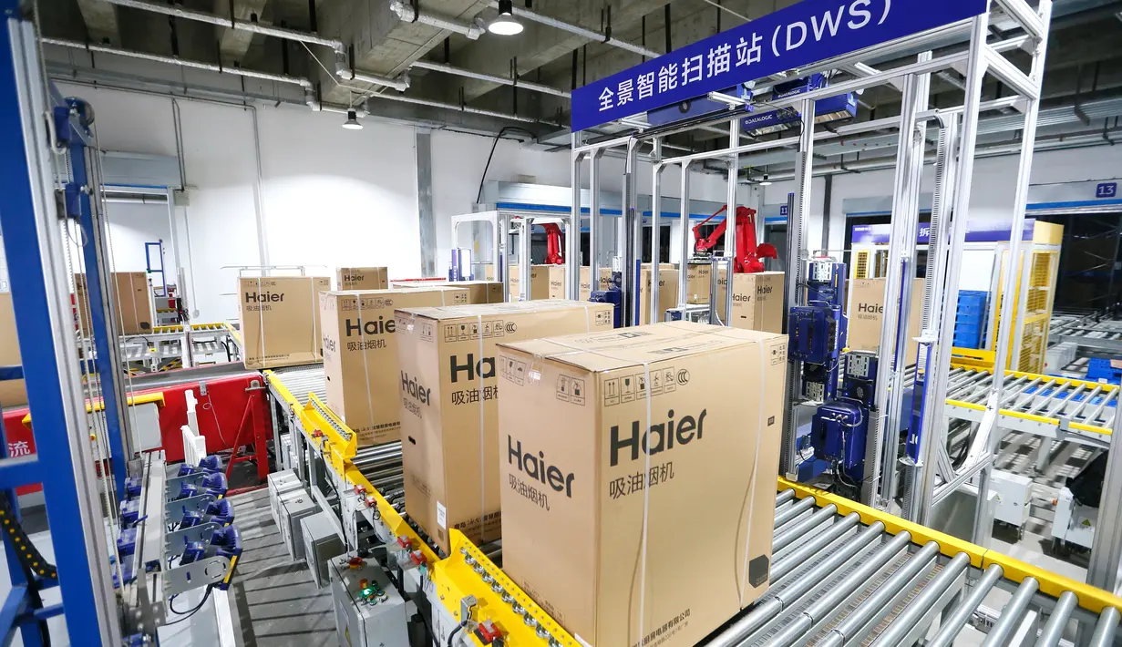 Barang-barang yang dipindai di gudang cerdas di kawasan industri logistik yang berada di Qingdao, Provinsi Shandong, China, 5 Agustus 2020. Gudang cerdas yang menggunakan robot, otomatisasi, dan teknologi kecerdasan buatan (AI) itu mulai beroperasi pada musim panas ini. (Xinhua/Liang Xiaopeng)