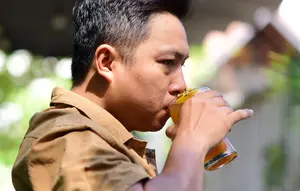 10 Ciri Kepribadian Orang Mengangkat Jari Kelingking saat Minum, Terkait Sopan Santun?