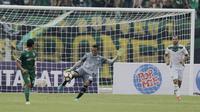 Kiper PSMS, Abdul Rohim, saat pertandingan melawan Persebaya pada laga perempat final Piala Presiden di Stadion Manahan, Solo, Sabtu, (3/2/2018). PSMS menang adu penalti atas Persebaya dengan skor 4-3. (Bola.com/M Iqbal Ichsan)