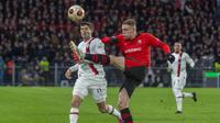 Adrien Truffert dari Rennes, kanan, menendang bola oleh Christian Pulisic dari AC Milan selama pertandingan sepak bola Liga Europa antara Rennes dan AC Milan di stadion Roazhon Park di Rennes, Prancis barat, Kamis, 22 Februari 2024. (AP Photo/Mathieu roti)