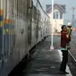 Penumpang menunggu kereta di Stasiun Kediri, Jatim, Selasa (8/6). PT KAI berencana menaikkan tarif  KA kelas ekonomi sebesar 16 - 62 persen dan Kereta Rel Listrik (KRL) naik 62%.(Antara)