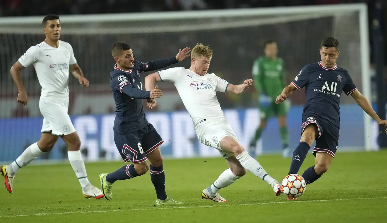Gelandang PSG, Marco Verratti (kiri) dan Ander Herrera berusaha merebut bola dari gelandang Manchester City, Kevin De Bruyne pada pertandingan grup A Liga Champions di Parc des Princes di Paris, Rabu (29/9/2021). PSG menang atas Manchester City 2-0.  (AP Photo/Christophe Ena)