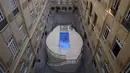 Pemandangan udara instalasi "Kolam Renang" karya seniman Argentina Leandro Erlich di Belo Horizonte, Brasil, Senin (20/9/2021). Kolam renang ilusi ini memungkinkan pengunjung merasa seolah-olah berada di dasar kolam renang, sementara bagian atasnya terlihat seperti permukaan air. (DOUGLAS MAGNO/AFP)