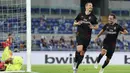 Pemain AC Milan Zlatan Ibrahimovic (kiri) merayakan dengan Giacomo Bonaventura usai mencetak gol ke gawang Lazio pada pertandingan Serie A di Olympic Stadium, Roma, Italia, Sabtu (4/7/2020). AC Milan mengalahkan Lazio dengan skor 3-0. (Spada/LaPresse via AP)