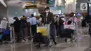 Calon penumpang berada di Terminal 3 Bandara Internasional Soekarno Hatta, Banten, Selasa (1/3/2022). Mulai hari ini pemerintah memberlakukan aturan karantina selama tiga hari bagi Pelaku Perjalanan Luar Negeri (PPLN) yang sudah memperoleh vaksinasi lengkap dan booster. (Liputan6.com/Angga Yuniar)