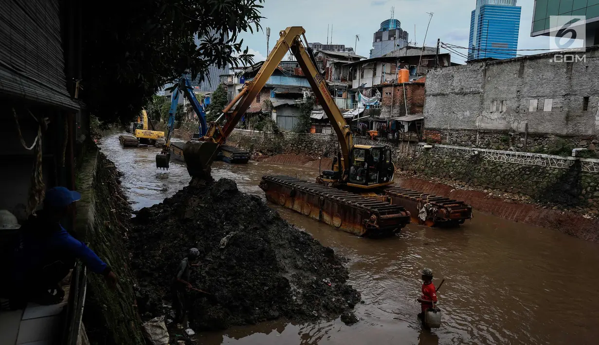 Pekerja menggunak alat mengeruk Kali Krukut di Kawasan Kebayoran Baru, Jakarta, Rabu (13/12). Pengerukan dilakukan untuk membersihkan sedimen lumpur penghambat laju arus air yang berpotensi menimbulkan banjir pada musim hujan. (Liputan6.com/Faizal Fanani)