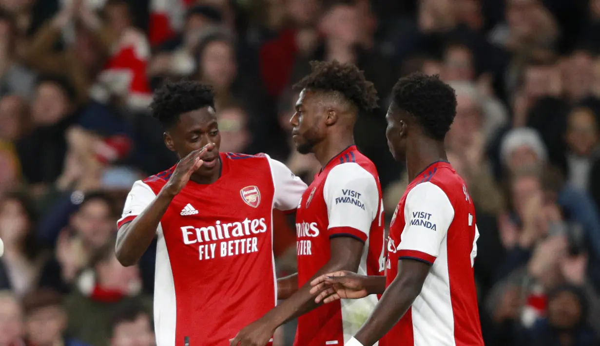 Gelandang Arsenal, Thomas Partey berselebrasi dengan rekan setimnya usai mencetak gol ke gawang Aston Villa pada pertandingan lanjutan Liga Inggris di i stadion Emirates di London, Sabtu (23/10/2021). Arsenal menang atas Aston Villa dengan skor 3-1. (AP Photo/Ian Walton)