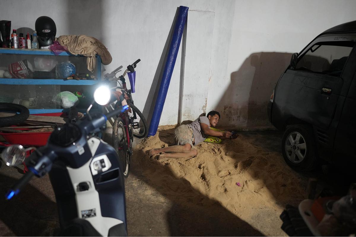 FOTO: Tidur di Atas Pasir,  Tradisi Aneh tapi Nyata dari Ujung Timur Madura
