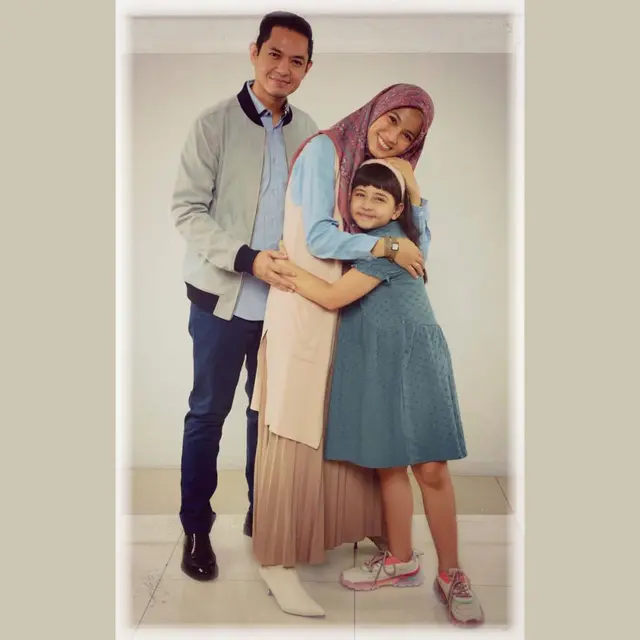 6 Potret Dude Harlino dan Alyssa Bareng Ciara Brosnan, Bak Orang Tua Kandung