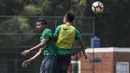 Pemain Timnas Indonesia U-22, Ricky Fajrin, duel udara dengan Rezaldi Hehanusa, saat latihan di Lapangan SPH Karawaci, Banten, Kamis (10/8/2017). Latihan dilakukan sebagai persiapan jelang SEA Games 2017 Malaysia. (Bola.com/Vitalis Yogi Trisna)