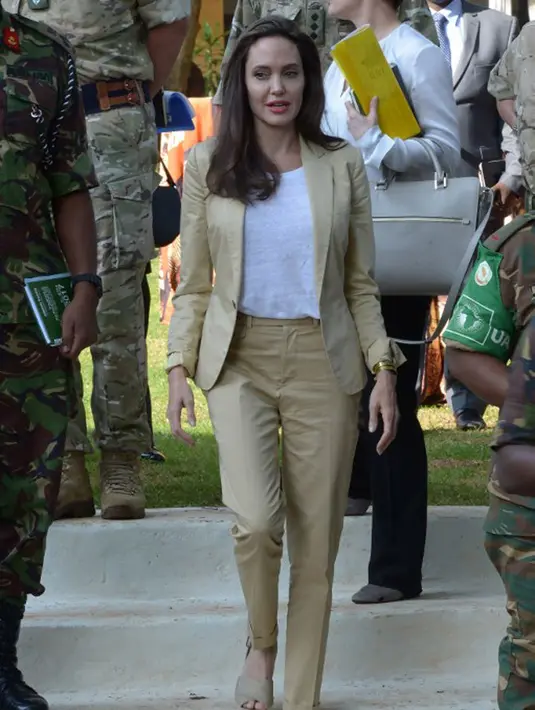 Para remaja yang didatangi Jolie kebanyak sedang berada dalam kondisi hamil dan habis melahirkan, mereka adalah para korban pemerkosaan. Mengunjungi para pengungsi, Jolie pun juga bahagia. (AFP/Bintang.com)