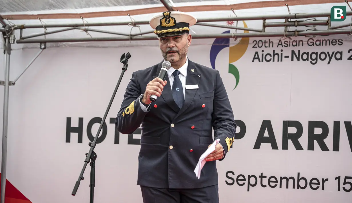 Kapten kapal pesiar Costa Serena, Federico Sias, memberikan kata sambutan dalam seremoni kedatangan kapal di Pelabuhan Nagoya, Prefektur Aichi, Jepang, Selasa (15/9/2026), menjelang Asian Games Aichi-Nagoya 2026. Costa Serena didatangkan sebagai akomodasi atlet dan ofisial karena panitia tidak membangun perkampungan atlet. Kapal sepanjang sekitar 300 meter dengan 1.500 kamar tersebut mampu menampung sekitar 4.000 orang, termasuk atlet dari sekitar 20 cabang olahraga. (AFP/Fred Mery)