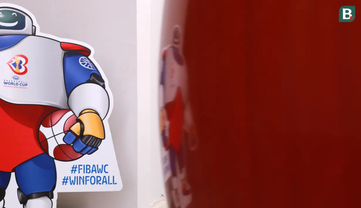 Papan bergambar maskot FIBA, JIP di halaman depan Indonesia Arena, Senayan, Jakarta menjelang Piala Dunia FIBA 2023 pada Kamis (24/08/2023). (Bola.com/Bagaskara Lazuardi)