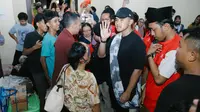 Ketua Umum DPP PSI, Kaesang Pangarep, turut memberikan bantuan kepada para pengungsi di GOR Pengadegan. (Foto: Istimewa).