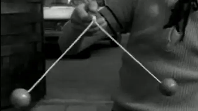 Bukti bahwa lato-lato punya sejarah yang panjang pernah didokumentasikan dalam sebuah video dokumenter tahun 1971 dengan latar suara berbahasa Belanda (Nederlands Instituut voor Beeld en Geluid-Wikipedia Creative Commons)