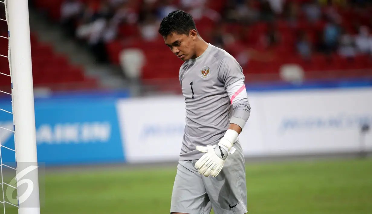 Penjaga gawang timnas Indonesia U-23, Teguh Amriruddin tertunduk usai gawangnya dijebol pemain Thailand di semifinal sepak bola SEA Games ke-28 di National Stadium Singapore, Sabtu (13/6/2015). Indonesia kalah 0-5. (Liputan6.com/Helmi Fithriansyah)