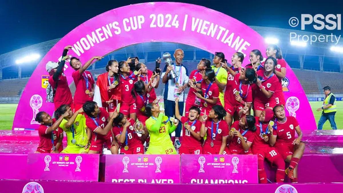 Bawa Trofi Juara Piala AFF Wanita 2024, Skuad Timnas Indonesia Putri Tiba di Jakarta
