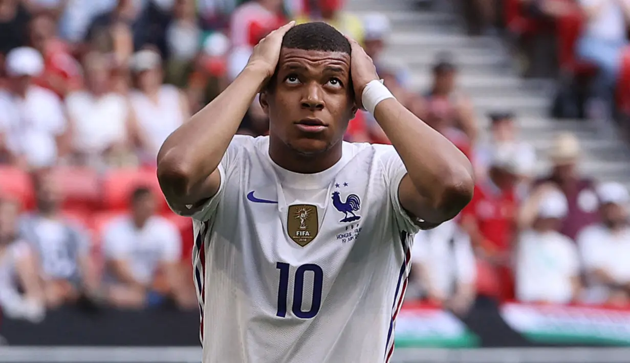 Kylian Mbappe juga tak mau ikut ketinggalan. Sayangnya percobaanya seperti Benzema, masih melebar ke samping gawang lawan. (Foto: AFP/Pool/Bernadett Szabo)