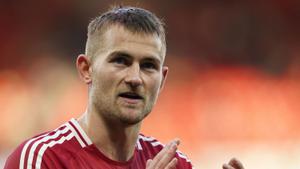 Pemain Manchester United, Matthijs de Ligt memberikan tepuk tangan setelah laga lanjutan Liga Inggris 2024/2025 melawan Brentford di Old Trafford, Manchester, Sabtu (19/10/2024). (AP Photo/Dave Thompson)