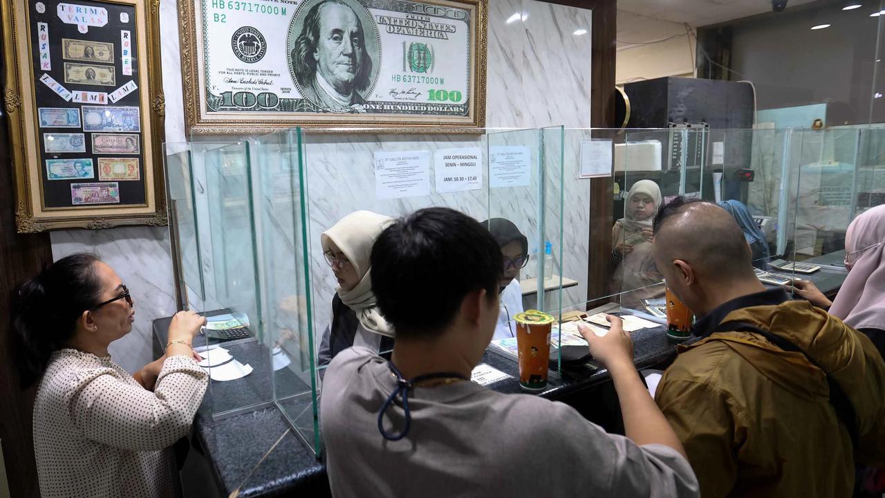 FOTO: BI Akan Memperketat Pembelian Dolar AS di Tengah Tekanan Rupiah
