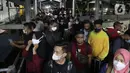<p>Sejumlah pemudik pejalan kaki antre menunggu giliran masuk ke kapal "Roll on-Roll off" (RoRo) untuk menyeberang di Pelabuhan Merak, Banten, Jumat (29/4/2022) dini hari. Berdasarkan data yang dirilis ASDP Cabang Merak, hingga pukul 20.00 WIB, Rabu, 28 April 2022, jumlah penumpang yang menyeberang dari Pelabuhan Merak ada 261.741 orang. (Liputan6.com/Angga Yuniar)</p>