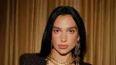 <p>Gaun berpotongan v-neck rendah yang dipadu dengan kalung emas siluet emas bergaya Aztec [@dualipa]</p>