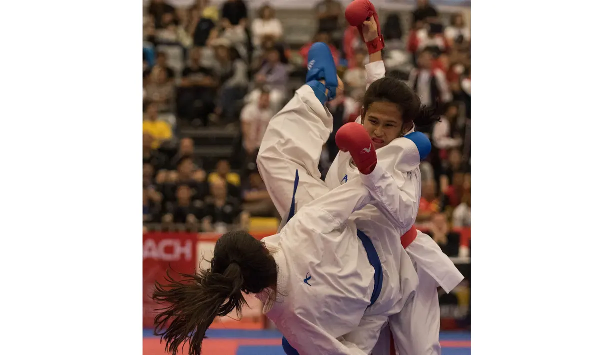Karateka Indonesia, Ceyco Georgia Zefanya menghindari tendangan karateka Turki saat partai final nomor Junior Kumite 59+ kg pada Kejuaraan Dunia Karate Junior, Cadet dan U-21 di ICE BSD, Tangerang, Jumat (13/11/2015). (Bola.com/Vitalis Yogi Trisna) 