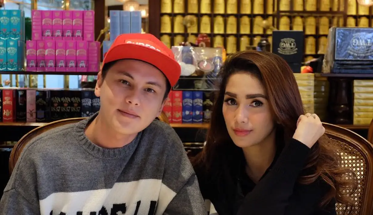 Video singkat bebarapa detik diunggah oleh kedua pasangan keluarga harmonis ini di instagram masing-masing. Andhika menceritakan dua kali melamar Ussy. Disebelahnya, Ussy tampak tersipu malu. (Instagram/ussypratama)